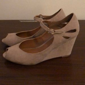 Nude wedges